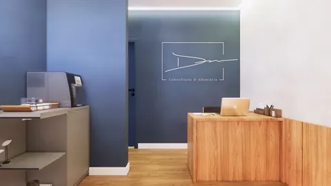 Projeto de interiores da recepção, com a marca na parede